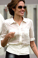 Angelina Jolie bolnava si epuizata